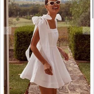 DISSH AISLE WHITE LINEN BOW MINI DRESS
